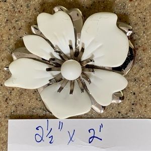 Vintage Sarah Coventry enamel & silver-toned metal white dogwood flower brooch.